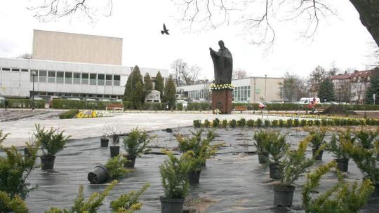 Skwer Św. Jana Pawła II w remoncie. Nie wszystkim się podoba