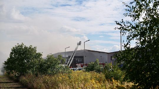 Śledczy nie mogą wejść do spalonej hali. „Zaczęły spadać elementy konstrukcji”