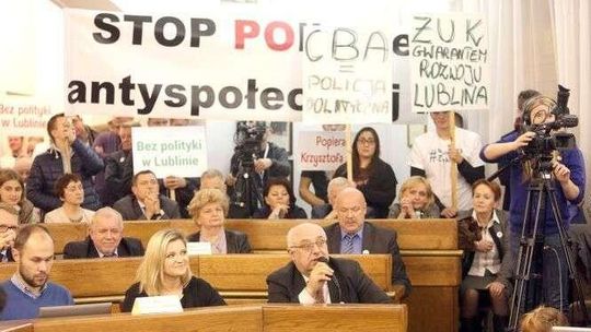Śledczy ocenią wpis o radnym PiS na Facebooku. PO chce bronić demonstrantów