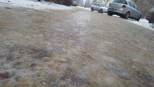 Śliskie chodniki i ulice przez marznący deszcz