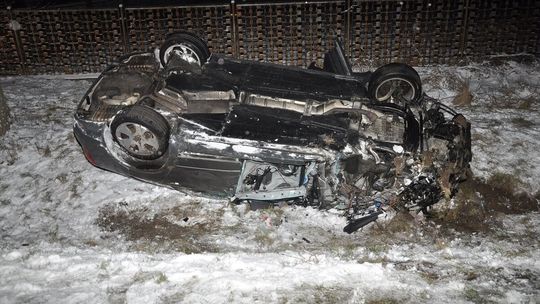 Ślisko na drodze. Audi zderzyło się z ciężarówką