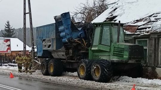 Ślisko na drodze. Rębak uderzył w budynek 