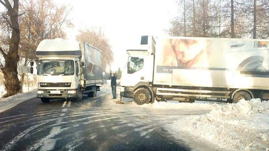 Ślisko na drogach. Ciężarówka wpadła do rowu
