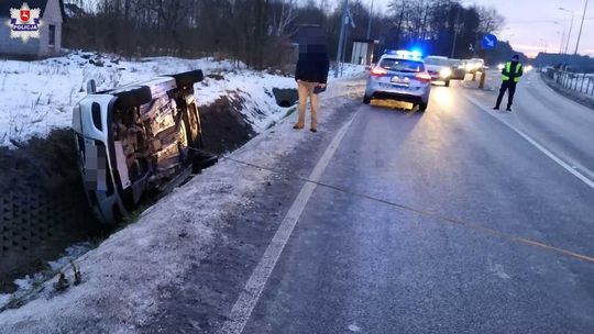 Ślisko na drogach. Dachowanie i lądowanie w rowie