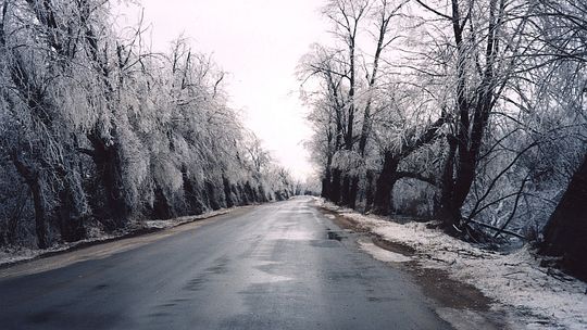 Ślisko na drogach i chodnikach