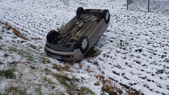 Ślisko na drogach. Nie wszyscy kierowcy sobie poradzili