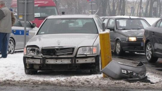 Ślisko na drogach: Wypadek w Konopnicy, kolizja przed Trojaczkowicami (wideo)