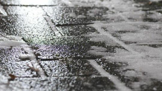 Ślisko na ulicach i na chodnikach. Ostrzeżenie meteorologiczne dla woj. lubelskiego