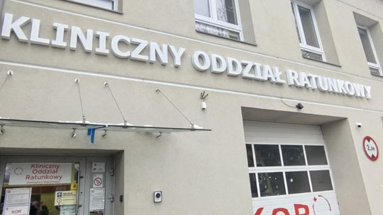 Ślisko na ulicach, więcej pacjentów na SOR-ach. Ratownik medyczny apeluje o ostrożność Kliniczny Oddział Ratunkowy – wejście do szpitalnego SOR
