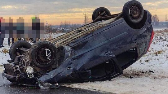 Ślizgawka na drodze. Skończyło się dachowaniem. Trzy osoby w szpitalu