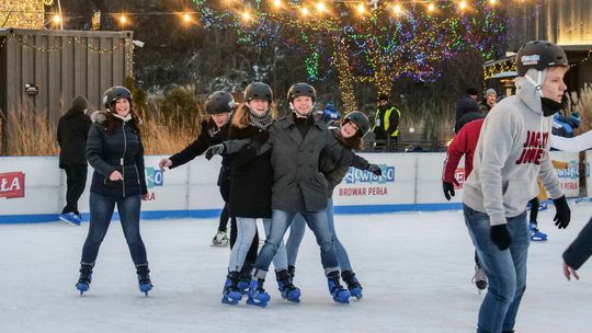 Ślizgawka pod chmurką. Lodowisko Browar Perła już działa [cennik, godziny otwarcia]