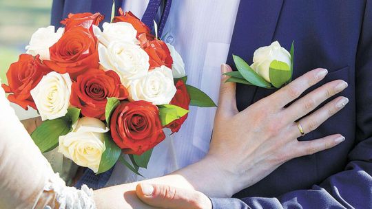 Ślub w plenerze i przy radiowozie. A może w balonie? Nietypowe weselne atrakcje [CENY]