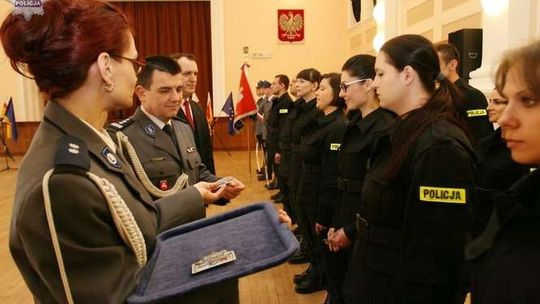Ślubowanie nowych policjantów: 9 kobiet i 8 mężczyzn (zdjęcia)