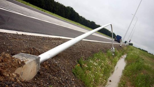 Słup się nie kłania. Został powalony