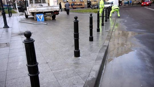 Słupki przy Centrum Kultury wymuszą kulturę na kierowcach