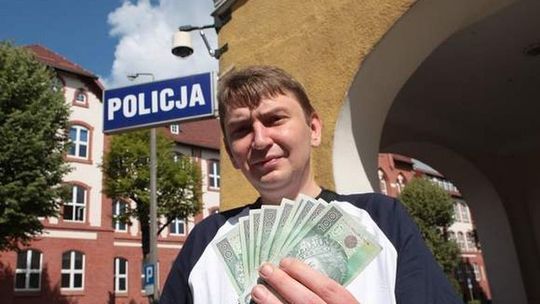 Słupsk: Ochroniarz znalazł 900 złotych. Pieniądze oddał policji