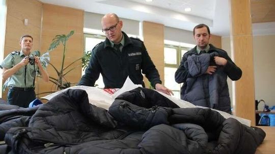 Służba Celna rozdaje. Podrabiane kurtki trafią do potrzebujących