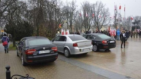 Służbowy samochód wojewody zaparkował na pl. Litewskim. Rzecznik się tłumaczy