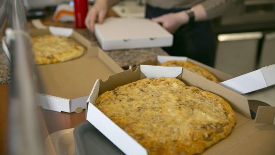 Smaczna opowieść o empatii. Internauci udostępnili, a klienci przychodzą tłumnie kupować pizzę