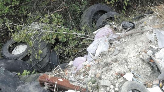 Śmieci na nielegalnym wysypisku. Skąd się wzięły? Gmina tłumaczy