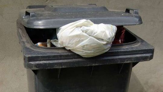 Śmieci przywózł do Świdnika i zostawił na ulicy. Wpadł przez zdjęcie