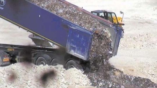 Śmieci w dawnej kopalni w Strzyżowie. Lubelscy policjanci weszli do firm