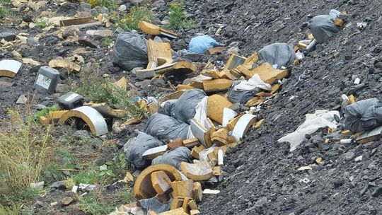 Śmieci w kopalni piachu. Skąd się tutaj wzięły? Sprawą zajmą się policjanci