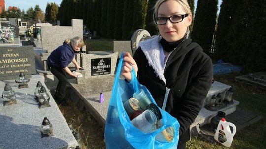 Śmieci z cmentarza zabierz do domu. \"Księdzu szkoda pieniędzy\"