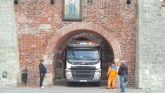 Śmieciarka jednak nie uszkodziła Bramy Krakowskiej