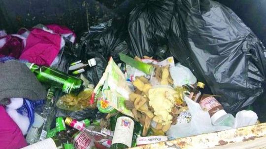 Śmiecie całkiem zmieszane. Dlaczego mieszkańcy nie segregują?