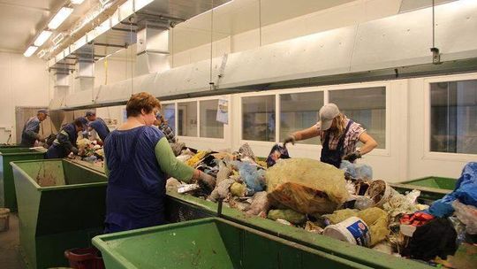 Śmieciowa dziura w budżecie. Były prezydent o "śmiertelnym grzechu" 