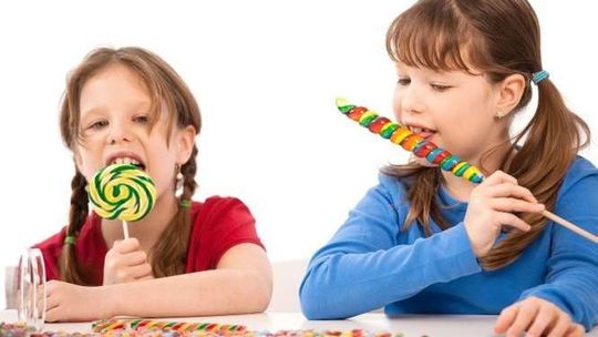 "Śmieciowy" jadłospis, czyli dzieci w cukrze. Jak powinno wyglądać zdrowe śniadanie ucznia?