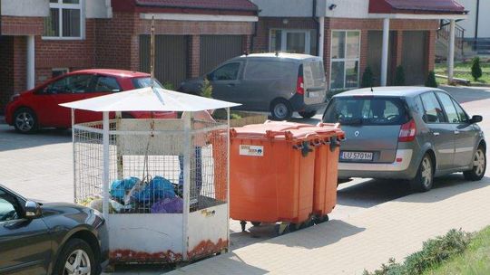 Śmieciowy pat na Szerokiem. Miasto kazało zabrać z ulicy kontenery