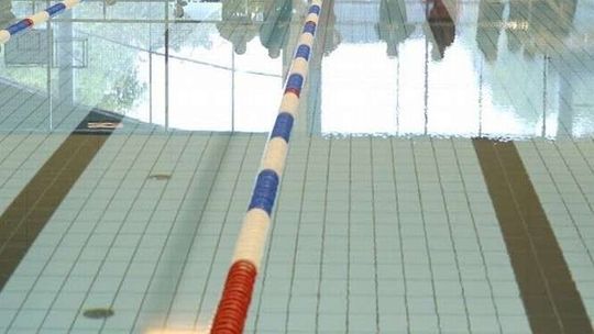 Śmierć na basenie przy ul. Łabędziej. Czekają na wyniki sekcji zwłok