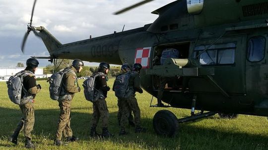 Śmierć na ćwiczeniach. 31-letni żołnierz zmarł po skoku spadochronowym do jeziora Białego
