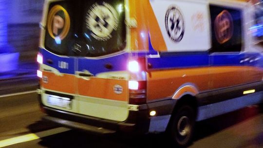 Śmierć na parkingu pod miastem. Kobieta wezwała pomoc, ale mężczyzny nie udało się uratować