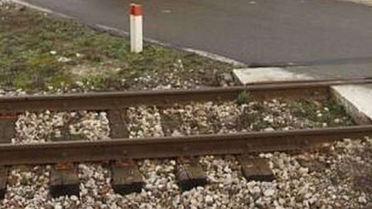 Śmierć na przejeździe kolejowym. Kierowca wjechał w lokomotywę