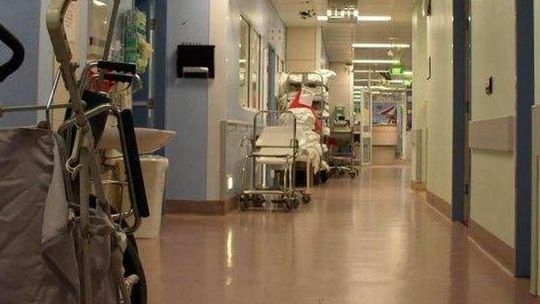 Śmierć pacjenta w szpitalu. Martwy mężczyzna znaleziony w ubikacji