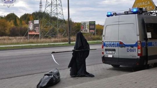 Śmierć z kosą i czarny worek przy drodze. Akcja policji