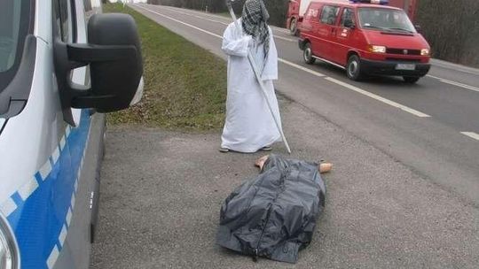 Śmierć z kosą przy drodze, zwłoki w worku. Happening policji i automobilklubu