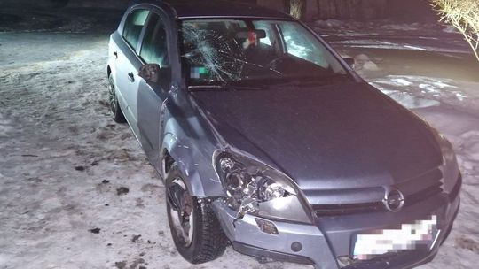 Uszkodzony samochód osobowy po kolizji na oblodzonej drodze