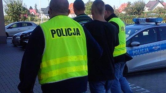 Śmiertelnie potrącił motorowerzystę i uciekł. Policjanci zatrzymali dwie osoby