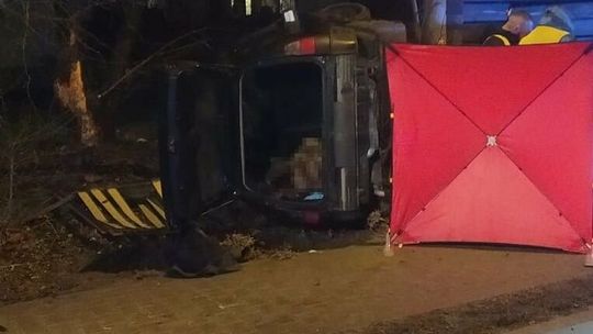 Śmiertelny wypadek. Auto najpierw uderzyło w ogrodzenie, a potem w drzewo