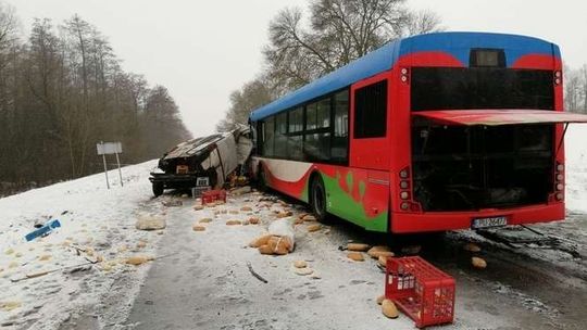 Śmiertelny wypadek: Kierowca busa wpadł w poślizg, wjechał w autobus