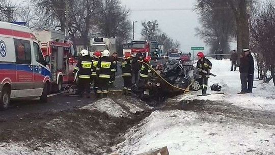 Śmiertelny wypadek: Kierujący renault wjechał pod ciężarówkę