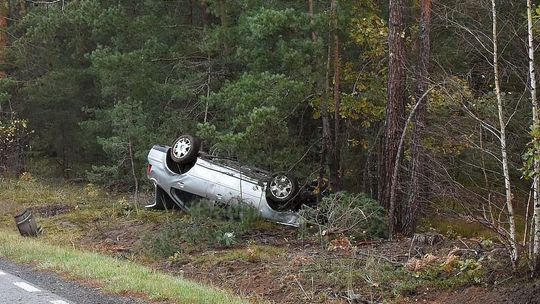 Śmiertelny wypadek koło Biłgoraja. Samochód dachował, kierowca nie żyje