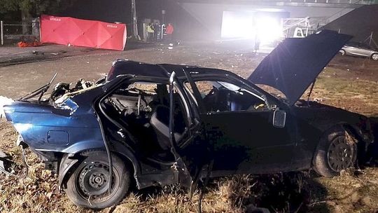 Śmiertelny wypadek koło Puław. Samochód uderzył w słup oświetleniowy i betonowe ogrodzenie
