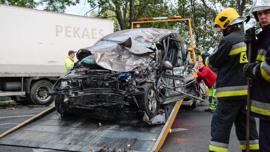 Śmiertelny wypadek na al. Kraśnickiej. Kia zderzyła się z ciężarówką [zdjęcia, wideo]