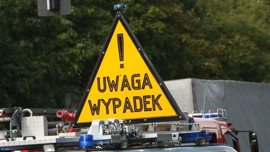 Śmiertelny wypadek na DK 12, wjechał samochodem w naczepę ciężarówki