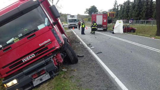 Śmiertelny wypadek na DK 74. Ciężarówka zderzyła się z samochodem osobowym